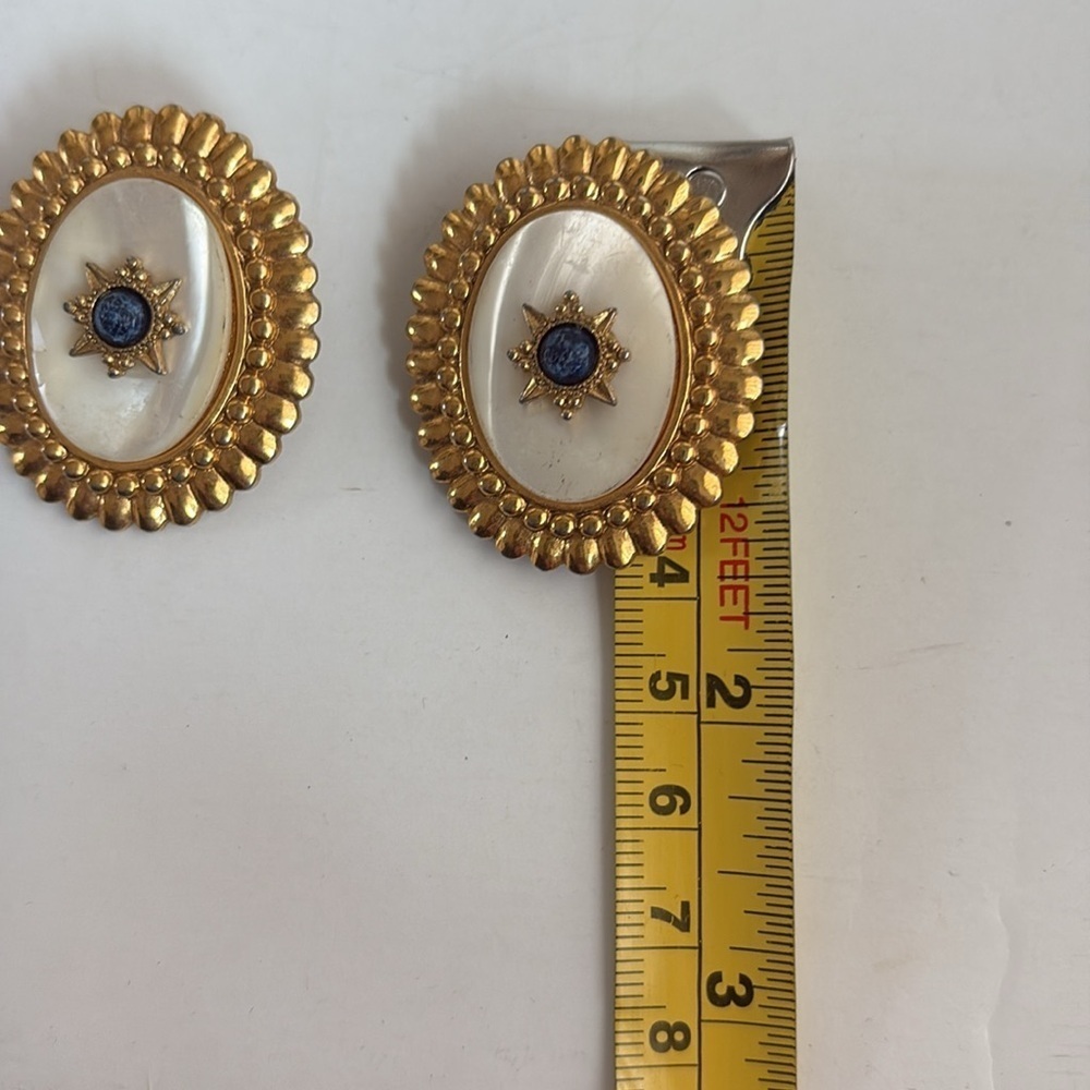 Vintage style gold tone mother of pearl like center w blue stone clip on earring - Picture 10 of 12